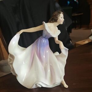 Evintage Elegant Porcelain Dancing Figurine